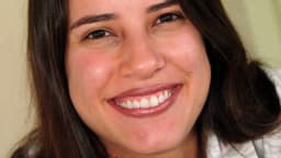 Raquel Lyra sorrindo em retrato de perto