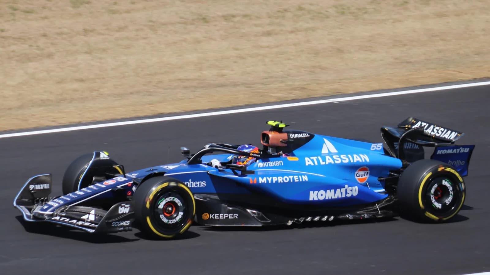 Carro da Williams pilotado por Carlos Sainz em pista durante treino livre (foto de arquivo)
