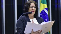 Deputada discursa em plenário durante sessão de homenagem aos desenvolvedores da urna eletrônica, na Câmara dos Deputados