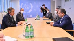 O chanceler do Irã, Abbas Araqchi, em reunião com representantes da Agência Internacional de Energia Atômica