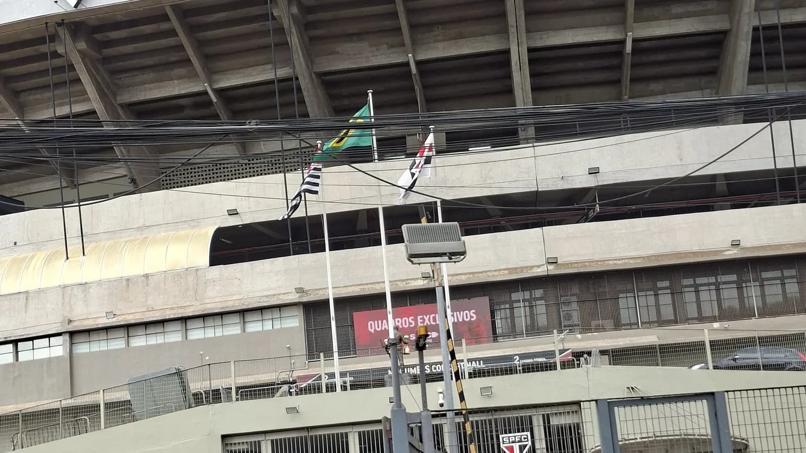 Fachada do estádio MorumBis com o escudo do São Paulo