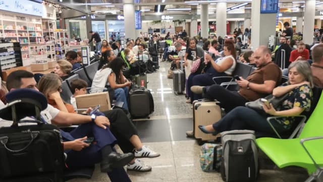 Movimento de passageiros em terminal de aeroporto no Brasil