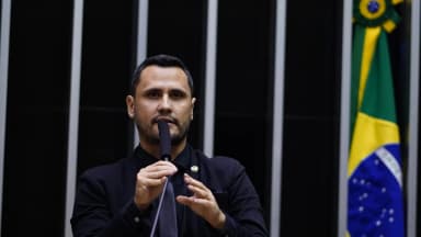 Senador Cleitinho Azevedo discursa na tribuna, com bandeira do Brasil ao fundo