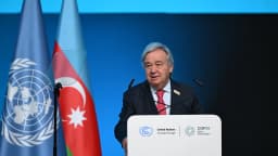 António Guterres discursa em púlpito com as bandeiras da ONU e do Azerbaijão ao fundo, na COP29 em Baku