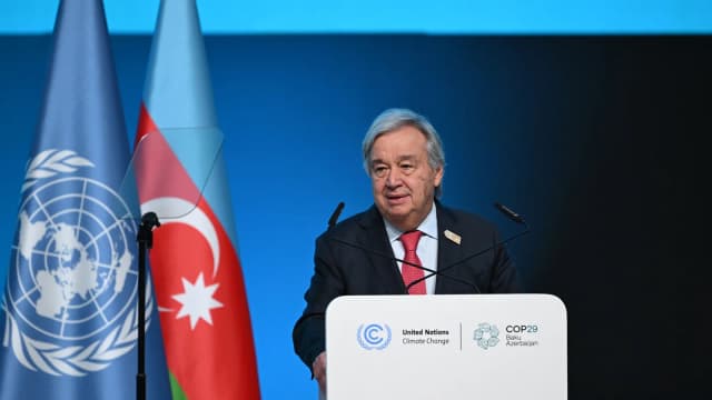 António Guterres discursa em púlpito com as bandeiras da ONU e do Azerbaijão ao fundo, na COP29 em Baku