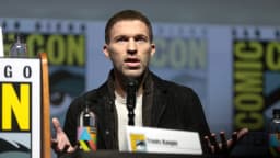 O diretor Travis Knight em painel de divulgação de filme