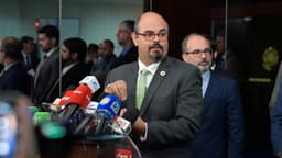 O governador de Minas Gerais, Mateus Simões, concede entrevista coletiva (foto de arquivo, 2024)