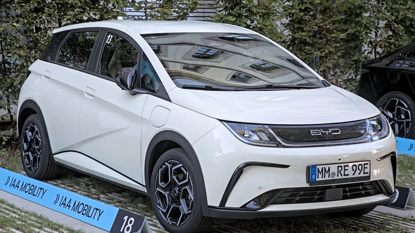 Carro elétrico BYD Dolphin exposto em feira automotiva