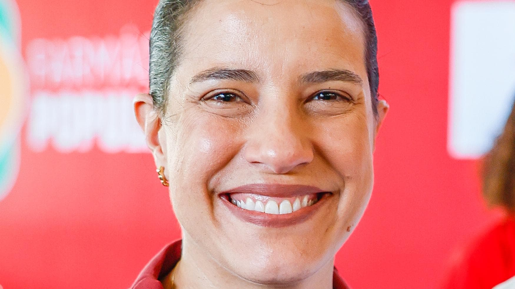 Governadora de Pernambuco, Raquel Lyra, sorrindo em evento oficial (foto de arquivo)