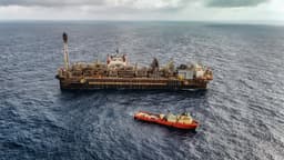 Foto aérea de arquivo da plataforma FPSO P-67, da Petrobras, no pré-sal da Bacia de Santos, ao lado de uma embarcação de apoio, registrada em maio de 2026