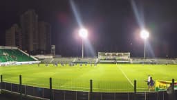 Vista noturna do gramado do Estádio Hailé Pinheiro, a Serrinha, em Goiânia