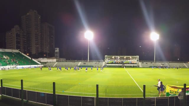 Vista noturna do gramado do Estádio Hailé Pinheiro, a Serrinha, em Goiânia