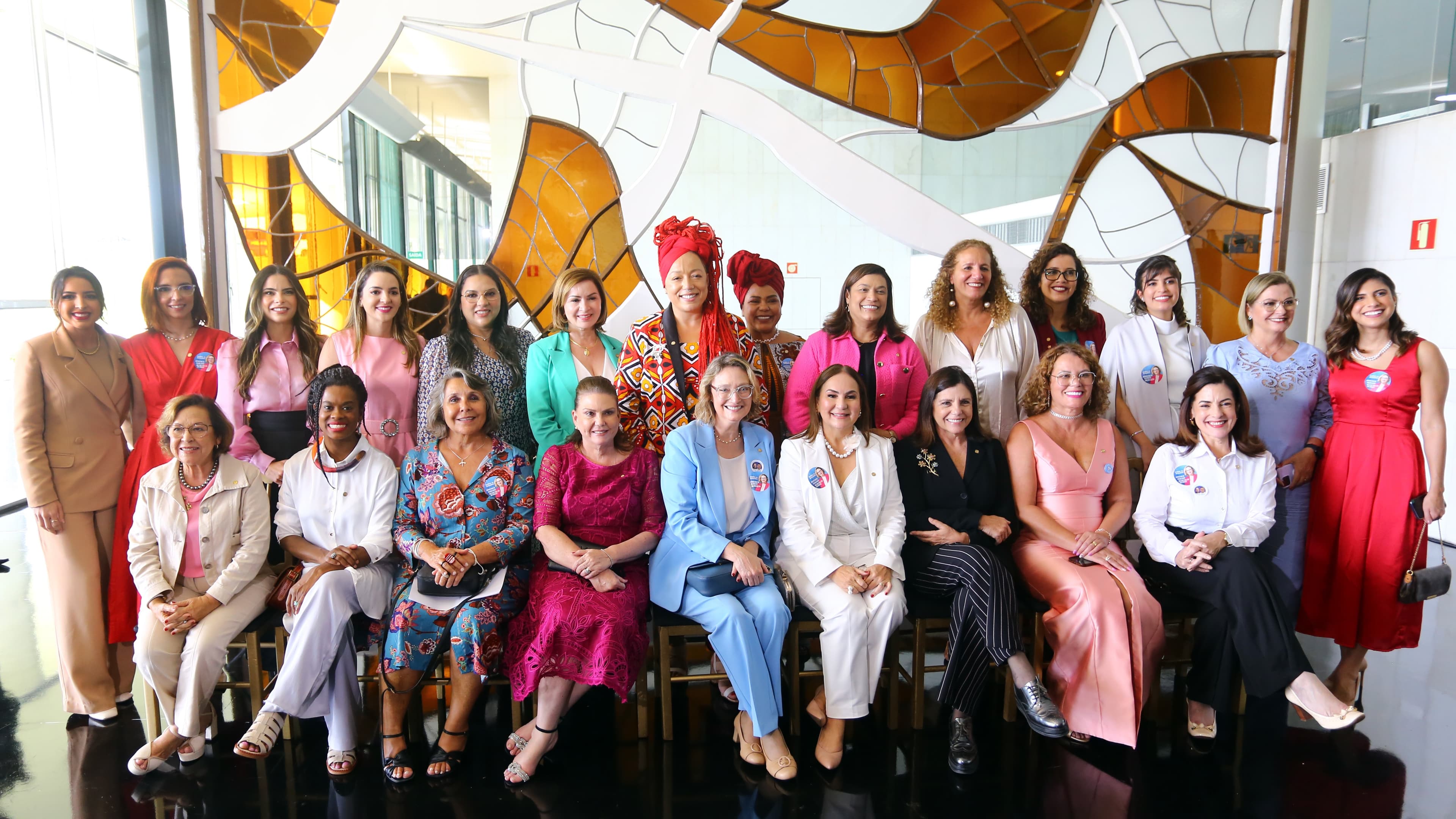 Bancada feminina da Câmara dos Deputados reunida para foto oficial em Brasília