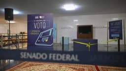 Exposição sobre a história do voto no Senado Federal, com modelo de urna eletrônica em destaque