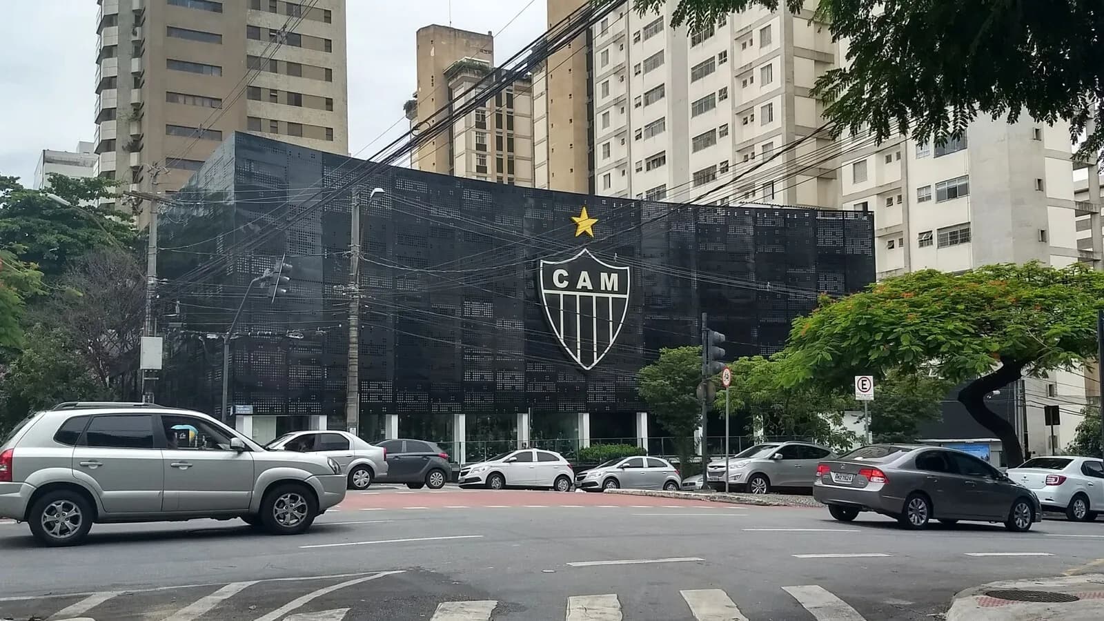 Fachada da sede do Clube Atlético Mineiro, com o escudo do clube em destaque