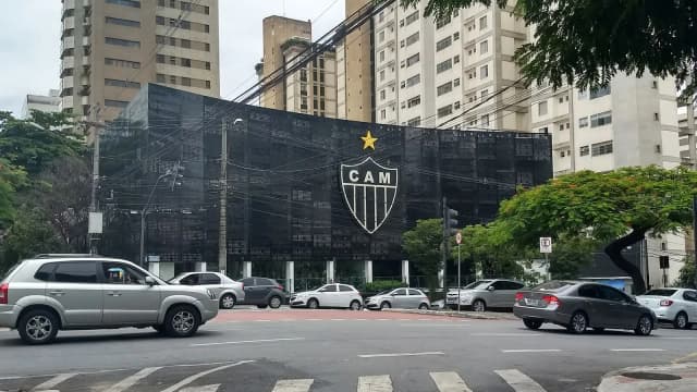 Fachada da sede do Clube Atlético Mineiro, com o escudo do clube em destaque