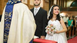 Foto de arquivo: casamento com noivos e celebrante durante cerimônia religiosa