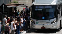 Passageiros embarcam em ônibus do transporte público de São Paulo em ponto de parada