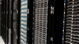 Fileiras de racks de servidores de data center com luzes indicadoras acesas