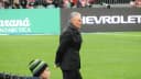 O técnico Tite caminha à beira do gramado durante jogo da seleção brasileira