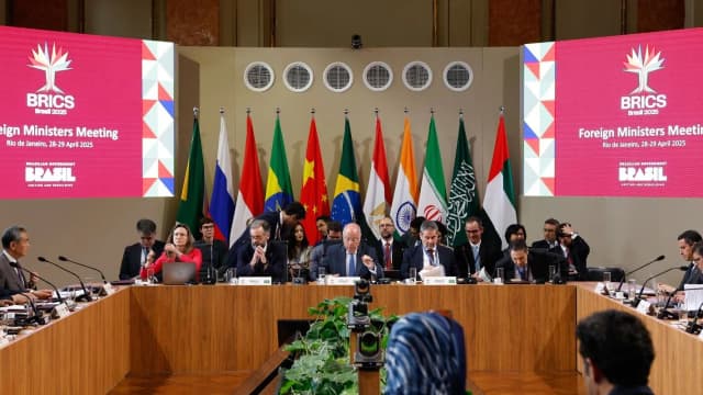 Reunião de chanceleres do Brics em mesa oficial, com bandeiras dos países-membros ao fundo
