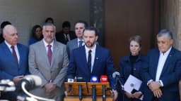 O ministro da Fazenda, Dario Durigan, fala em coletiva de imprensa cercado por outras autoridades e microfones de emissoras