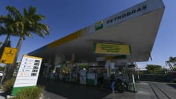 Motociclista abastece em posto Petrobras em Brasília