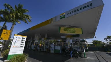 Motociclista abastece em posto Petrobras em Brasília