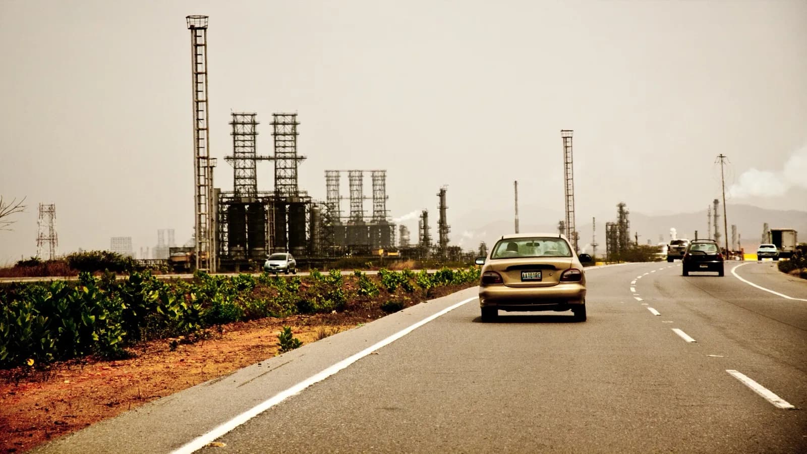 Refinaria de petróleo em Puerto La Cruz, na Venezuela, vista a partir de uma rodovia (foto de arquivo)