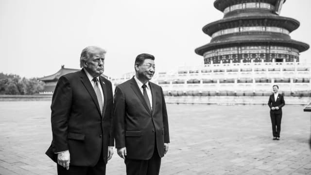 Donald Trump e Xi Jinping lado a lado durante encontro bilateral entre EUA e China (foto de arquivo)