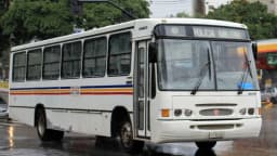 Ônibus da Polícia Militar de Minas Gerais trafega por rua de Belo Horizonte