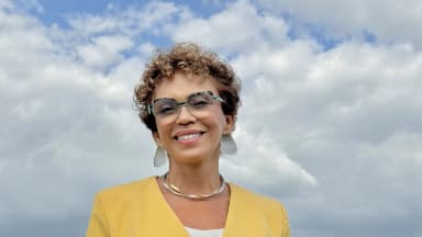 Marília Campos, candidata ao Senado por Minas Gerais, sorri em retrato ao ar livre