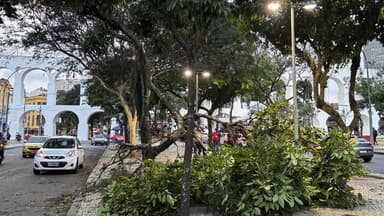 Galhos de árvore caídos bloqueiam parte da via na região dos Arcos da Lapa, no Rio de Janeiro, após ventania forte