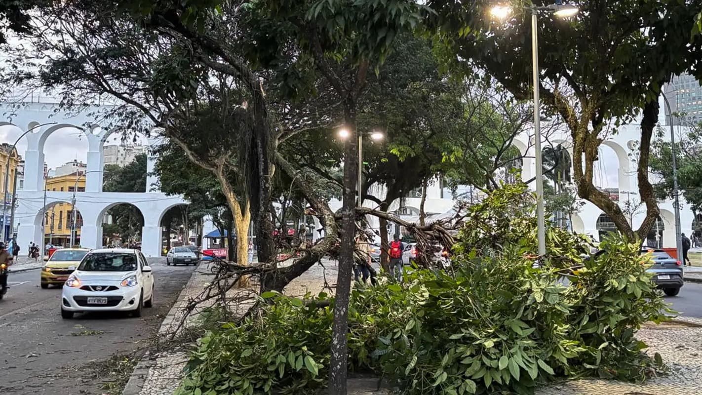 Galhos de árvore caídos bloqueiam parte da via na região dos Arcos da Lapa, no Rio de Janeiro, após ventania forte