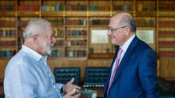 Lula e Geraldo Alckmin conversam em encontro sobre comércio e indústria