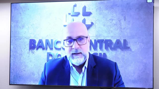 Representante do Banco Central fala em audiência pública na Câmara dos Deputados, com o logotipo do órgão ao fundo