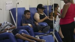 Pacientes aguardam atendimento em unidade de saúde do SUS