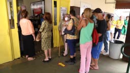 Fila de eleitores em frente a local de votação (foto de arquivo)