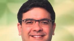Retrato oficial do governador do Piauí, Rafael Fonteles, com a faixa do estado