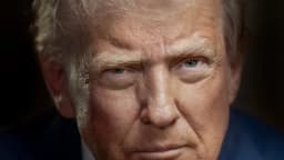 Retrato oficial do presidente dos Estados Unidos, Donald Trump, de terno azul e gravata vermelha