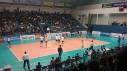 Jogadores em ação durante partida de vôlei masculino em ginásio brasileiro, foto de arquivo