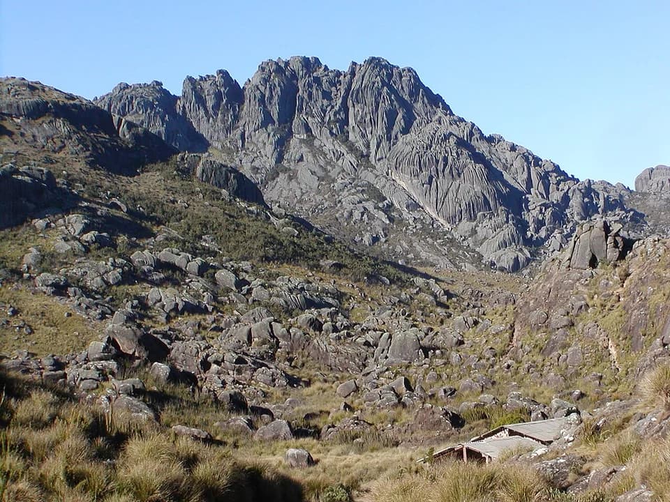 Situado na Serra da Mantiqueira, o Parque Nacional do Itatiaia abrange os municípios de Itatiaia e Resende no Estado do Rio de Janeiro e Bocaina de Minas e Itamonte no Estado de Mi