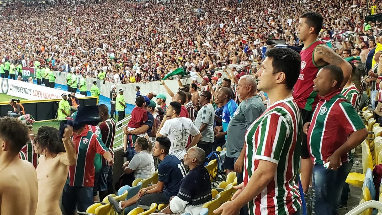 Torcida do Fluminense com bandeiras no Maracanã durante partida (foto de arquivo, 2019)