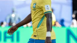 Vinícius Júnior em campo com a camisa da Seleção Brasileira