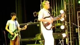 Caetano Veloso toca guitarra e canta em show ao lado de baixista