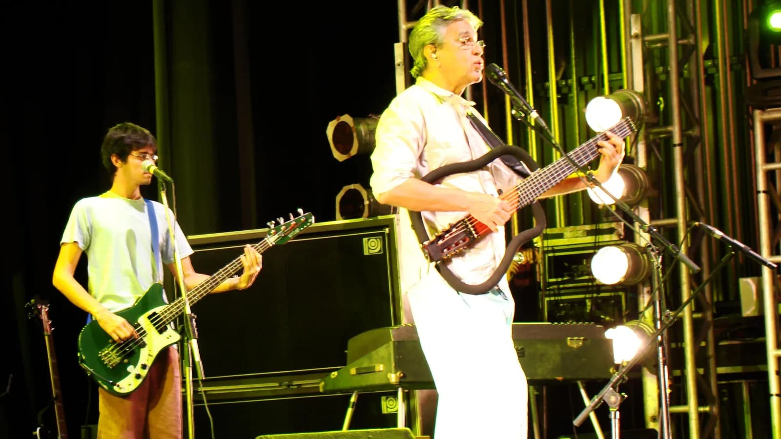 Caetano Veloso toca guitarra e canta em show ao lado de baixista