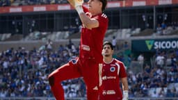 Goleiro do Cruzeiro, de uniforme vermelho, espalma a bola durante jogo contra o Mirassol no Mineirão, com arquibancada lotada ao fundo