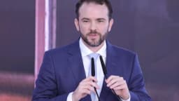 Ministro da Fazenda, Dario Durigan, discursa gesticulando durante evento sobre o programa Desenrola Brasil