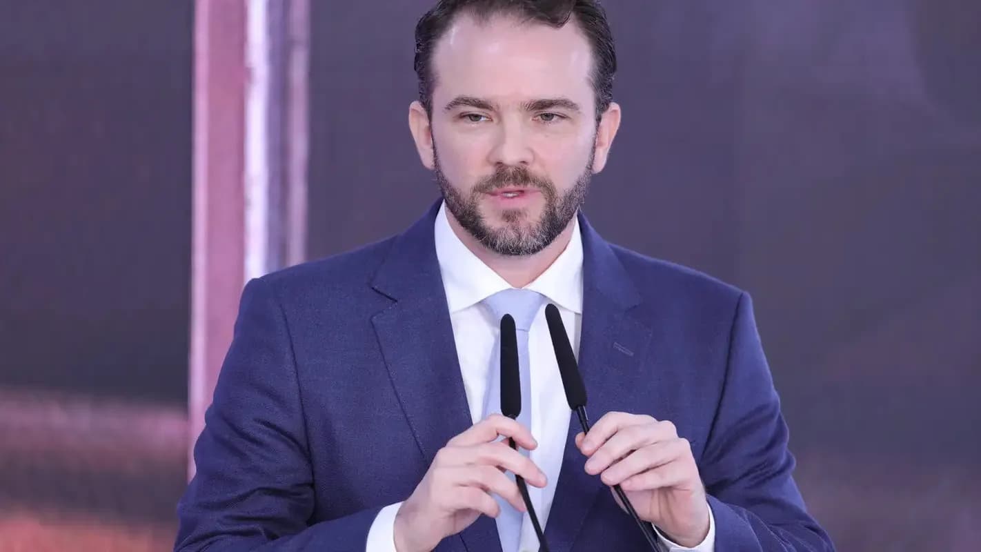 Ministro da Fazenda, Dario Durigan, discursa gesticulando durante evento sobre o programa Desenrola Brasil