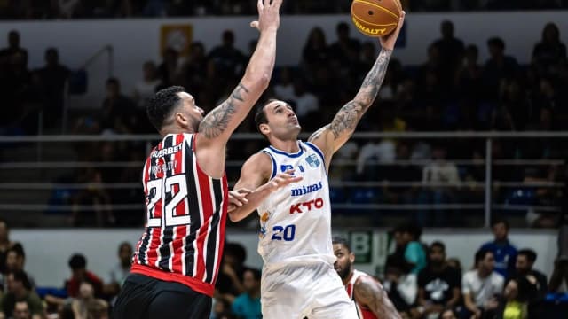 Jogadores disputam lance de basquete em partida do NBB, imagem de arquivo